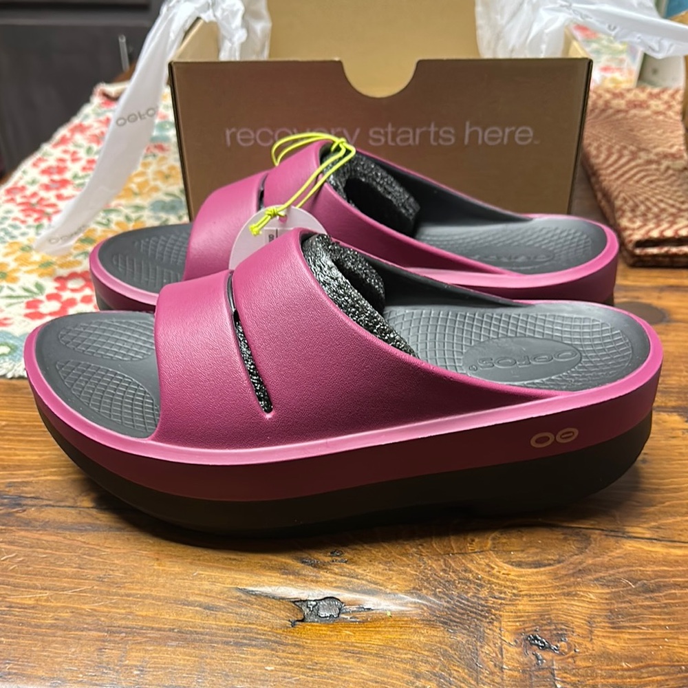 OOFOS Pink and Black Comfort Sandals with Platform Sole